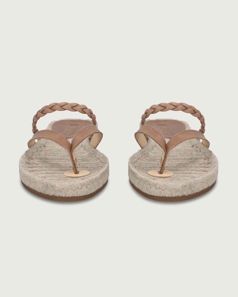 Sandalia plana Cayetana de cuero café con diseño trenzado y suela de yute natural Urco Label, calzado hecho en España.