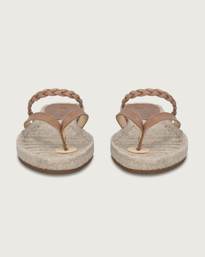 Sandalia plana Cayetana de cuero café con diseño trenzado y suela de yute natural Urco Label, calzado hecho en España.