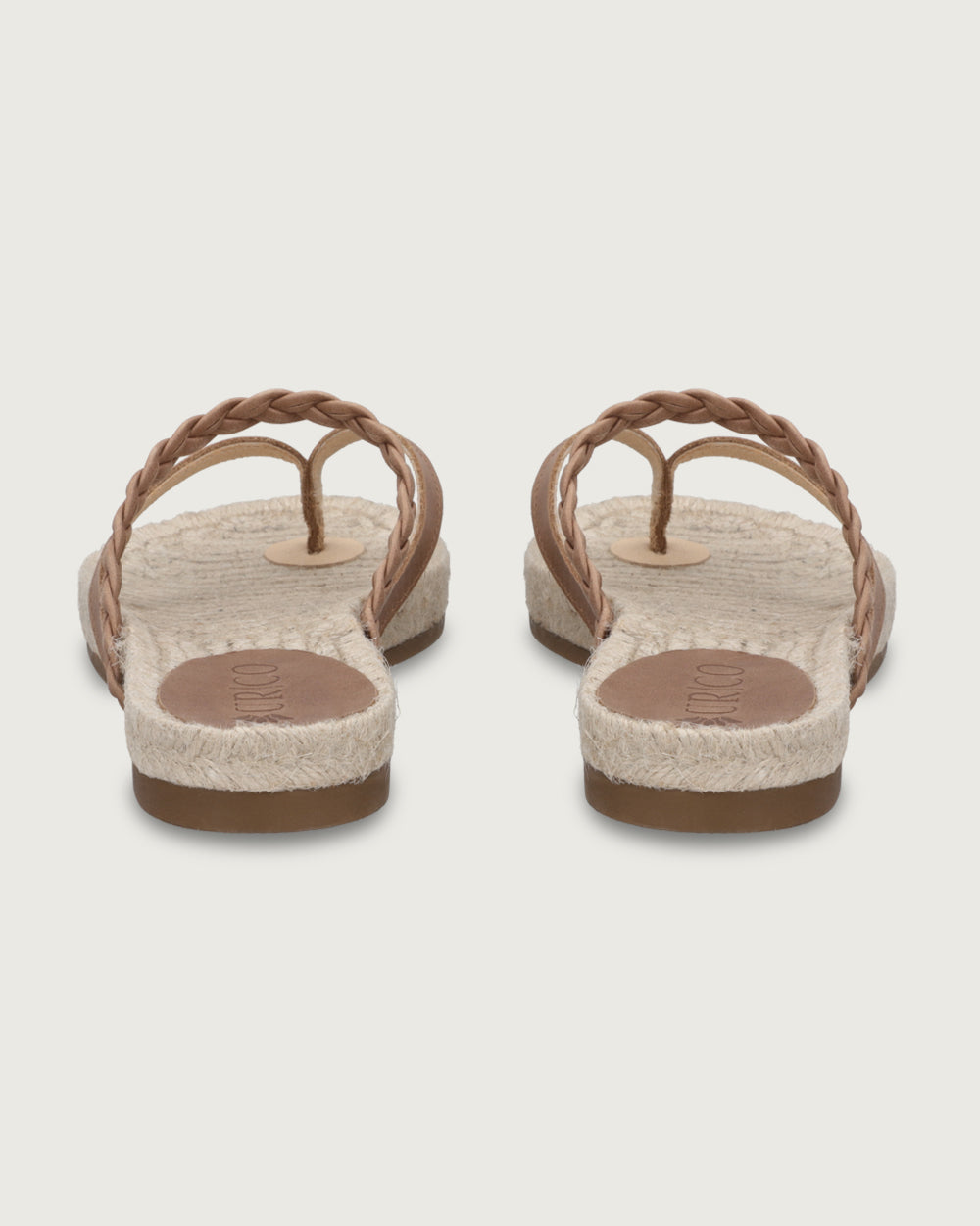 Sandalia plana Cayetana de cuero café con diseño trenzado y suela de yute natural Urco Label, calzado hecho en España.