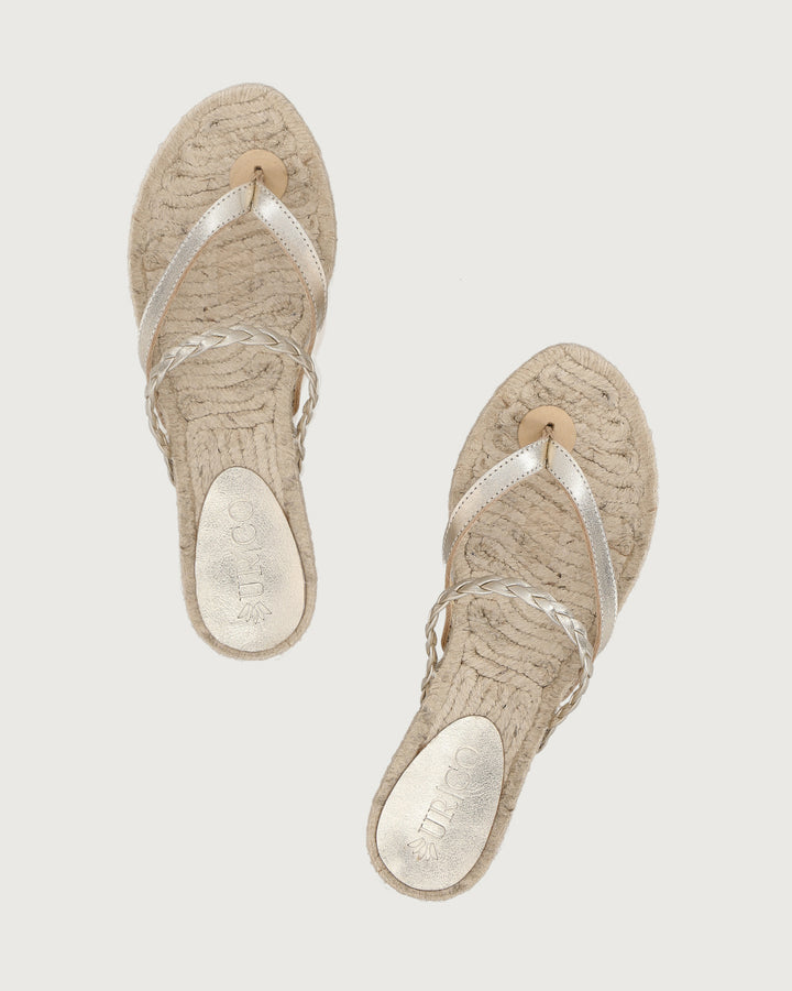 Sandalia plana Cayetana de cuero café con diseño trenzado y suela de yute natural Urco Label, calzado hecho en España.
