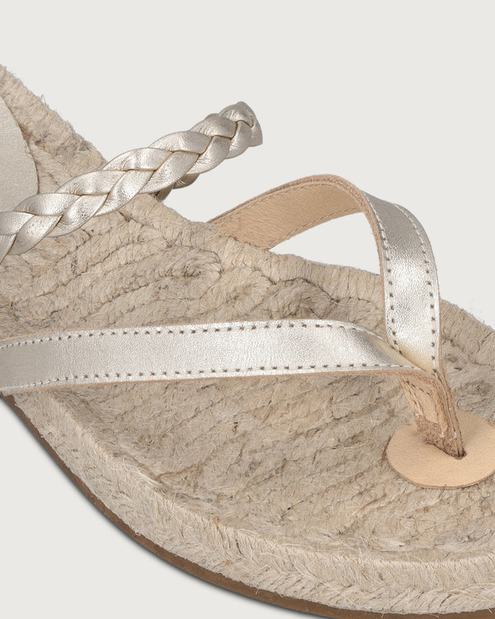 Sandalia plana Cayetana de cuero café con diseño trenzado y suela de yute natural Urco Label, calzado hecho en España.