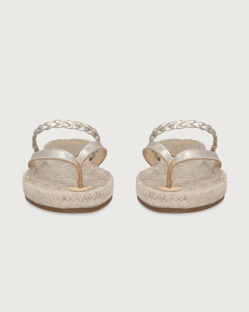 Sandalia plana Cayetana de cuero café con diseño trenzado y suela de yute natural Urco Label, calzado hecho en España.