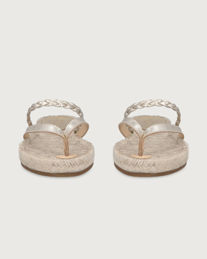 Sandalia plana Cayetana de cuero café con diseño trenzado y suela de yute natural Urco Label, calzado hecho en España.