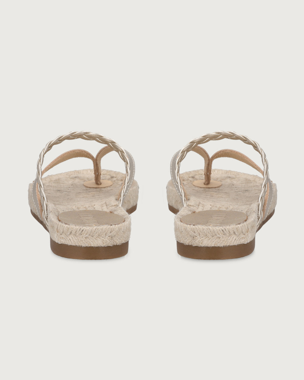 Sandalia plana Cayetana de cuero café con diseño trenzado y suela de yute natural Urco Label, calzado hecho en España.