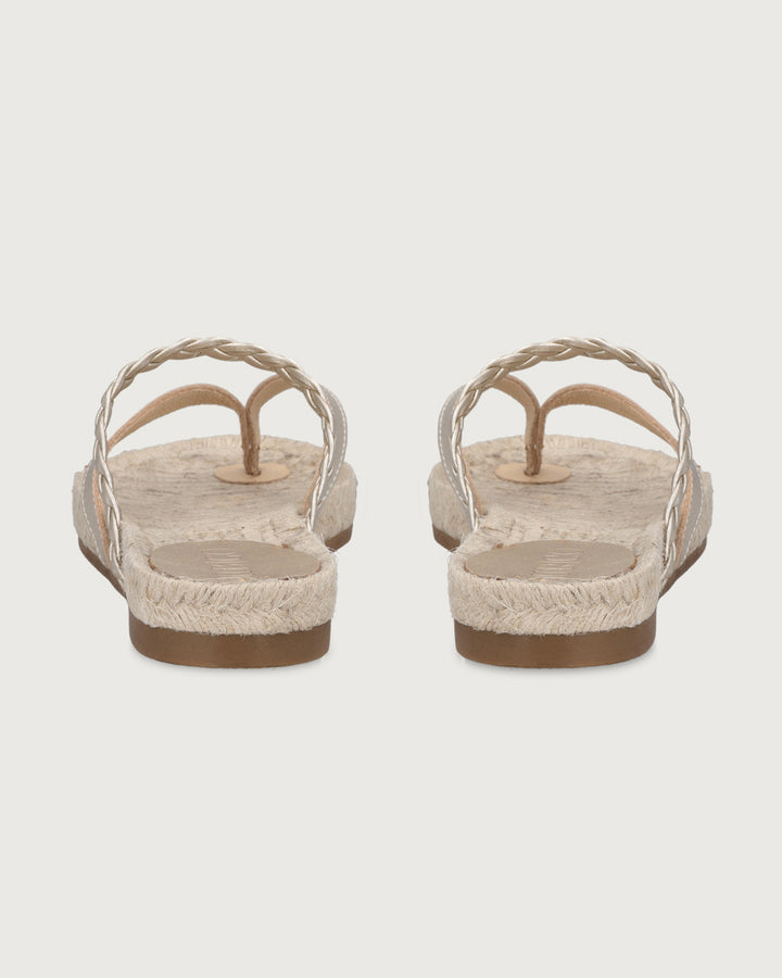 Sandalia plana Cayetana de cuero café con diseño trenzado y suela de yute natural Urco Label, calzado hecho en España.