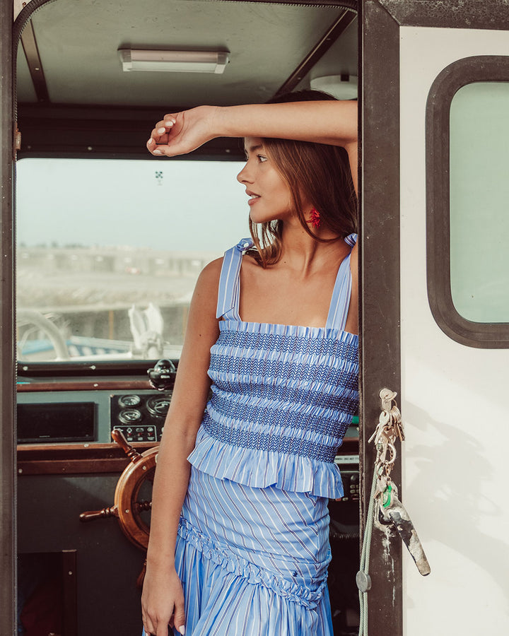 Blusa Celine strapless 100% algodón azul con tirantes removibles y detalle de panal, top sostenible para mujer Chile.