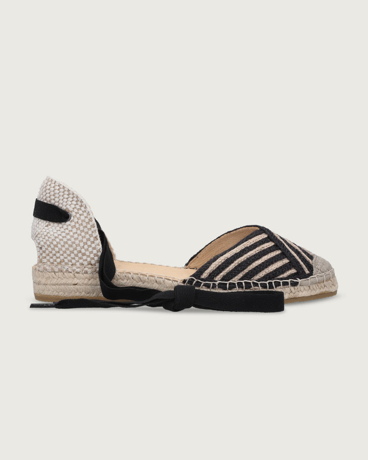 Alpargata plana Vera de trenzado natural crudo y negro con cintas, suela de yute 100% y plantilla de cuero, calzado hecho en España.