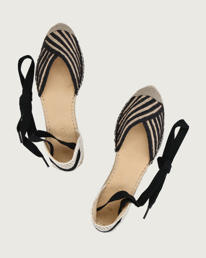 Alpargata plana Vera de trenzado natural crudo y negro con cintas, suela de yute 100% y plantilla de cuero, calzado hecho en España.