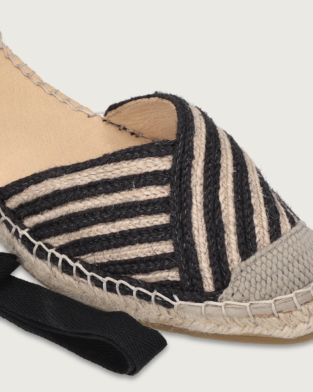 Alpargata plana Vera de trenzado natural crudo y negro con cintas, suela de yute 100% y plantilla de cuero, calzado hecho en España.