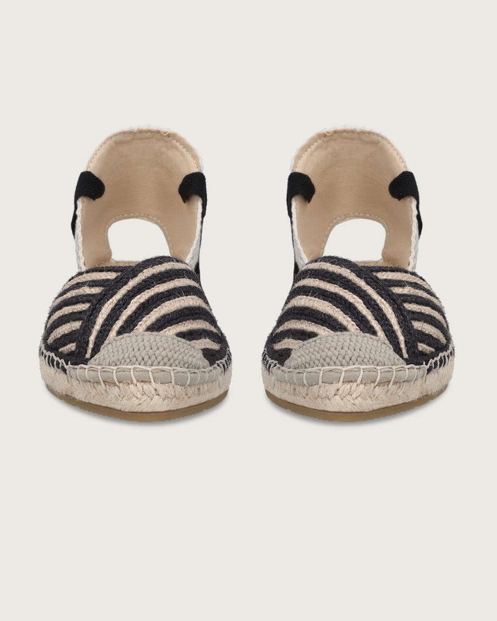 Alpargata plana Vera de trenzado natural crudo y negro con cintas, suela de yute 100% y plantilla de cuero, calzado hecho en España.