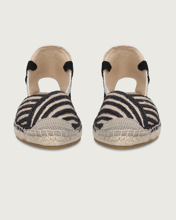 Alpargata plana Vera de trenzado natural crudo y negro con cintas, suela de yute 100% y plantilla de cuero, calzado hecho en España.