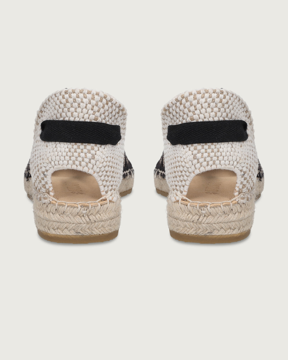 Alpargata plana Vera de trenzado natural crudo y negro con cintas, suela de yute 100% y plantilla de cuero, calzado hecho en España.