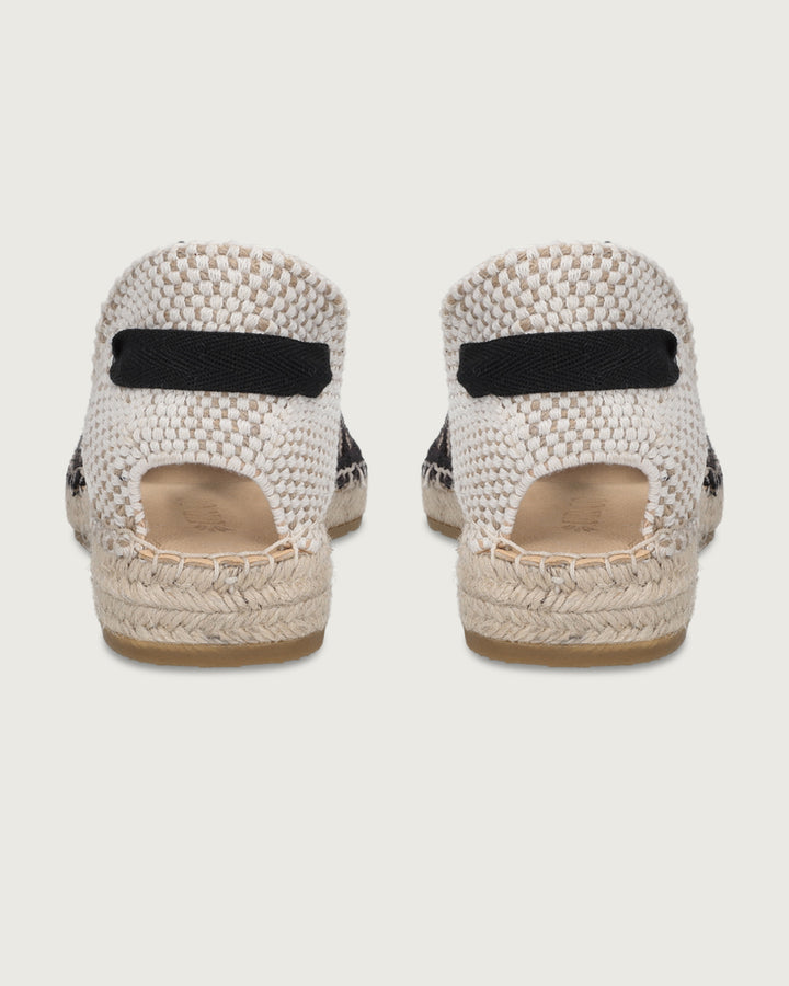 Alpargata plana Vera de trenzado natural crudo y negro con cintas, suela de yute 100% y plantilla de cuero, calzado hecho en España.