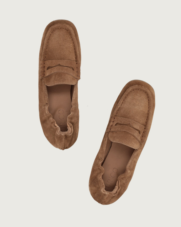 Mocasín Elena color camel en cuero gamuzado, calzado clásico de diseño italiano con suela de cuero y taco bajo, zapato artesanal Made in Italy