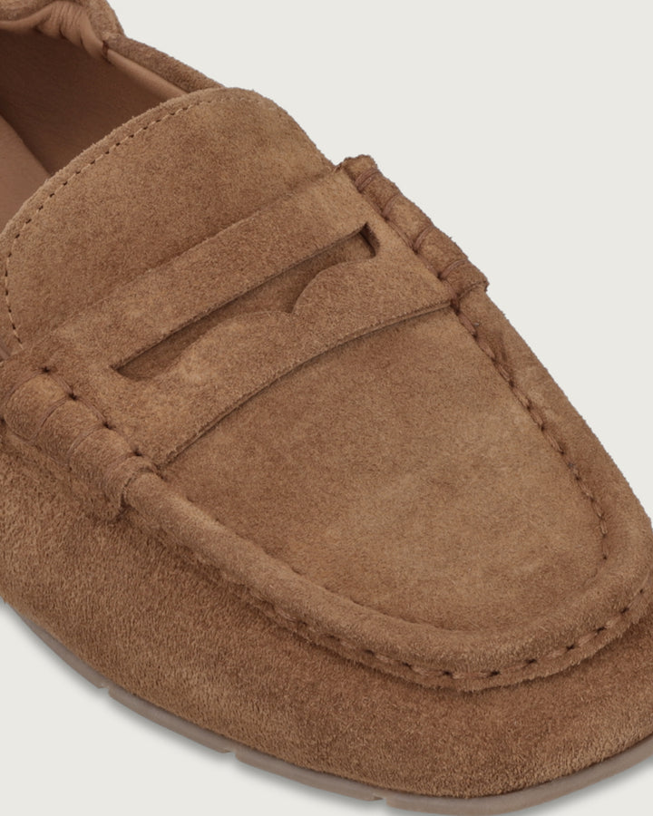 Mocasín Elena color camel en cuero gamuzado, calzado clásico de diseño italiano con suela de cuero y taco bajo, zapato artesanal Made in Italy