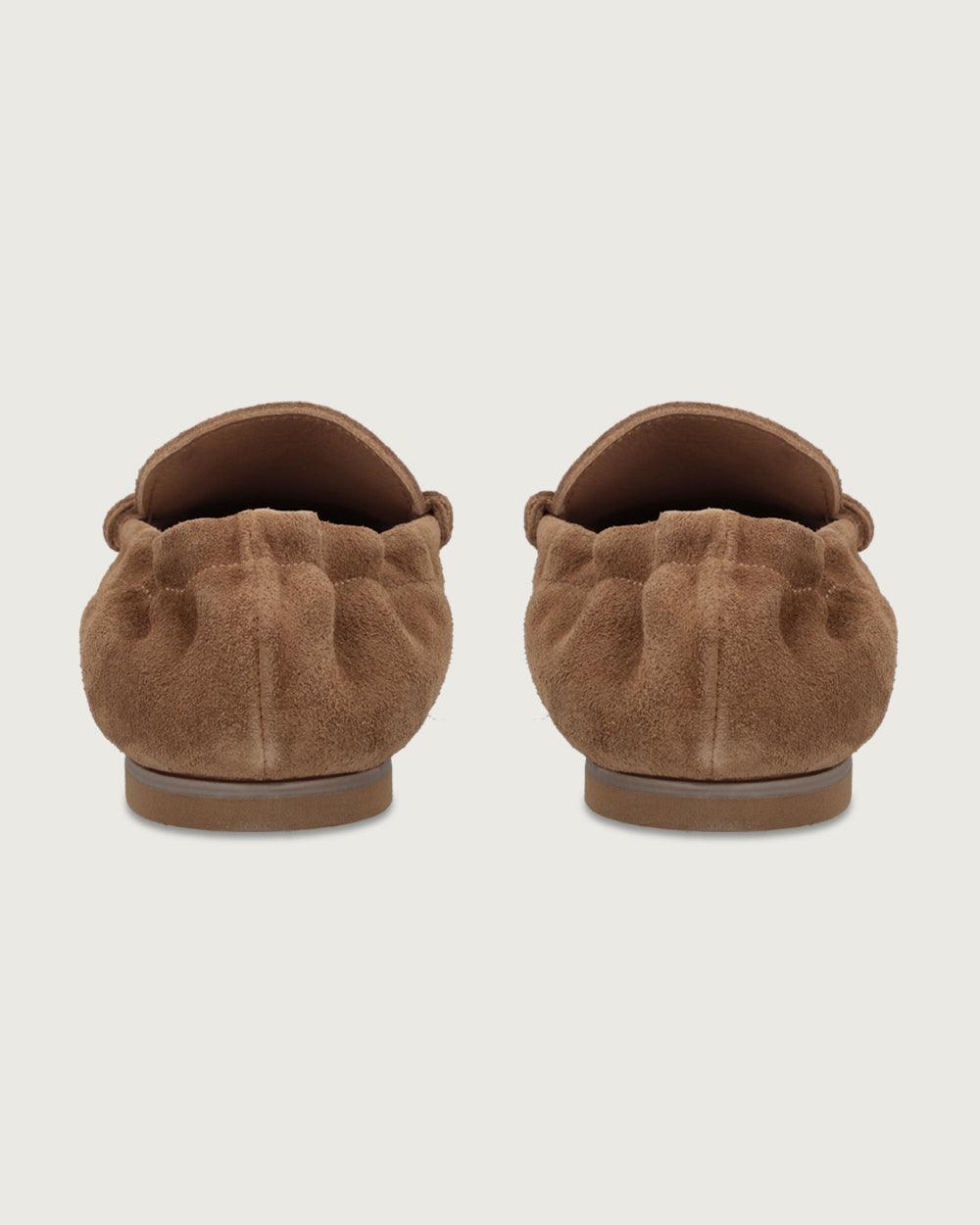 Mocasín Elena color camel en cuero gamuzado, calzado clásico de diseño italiano con suela de cuero y taco bajo, zapato artesanal Made in Italy