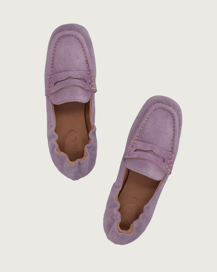 Mocasín Elena color lila en cuero gamuzado, calzado clásico artesanal Made in Italy con suela de cuero y taco bajo, diseño elegante para mujer.