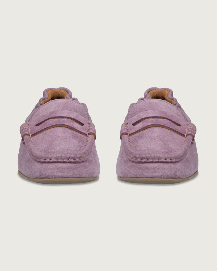 Mocasín Elena color lila en cuero gamuzado, calzado clásico artesanal Made in Italy con suela de cuero y taco bajo, diseño elegante para mujer.