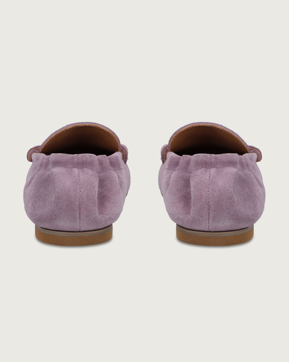 Mocasín Elena color lila en cuero gamuzado, calzado clásico artesanal Made in Italy con suela de cuero y taco bajo, diseño elegante para mujer.