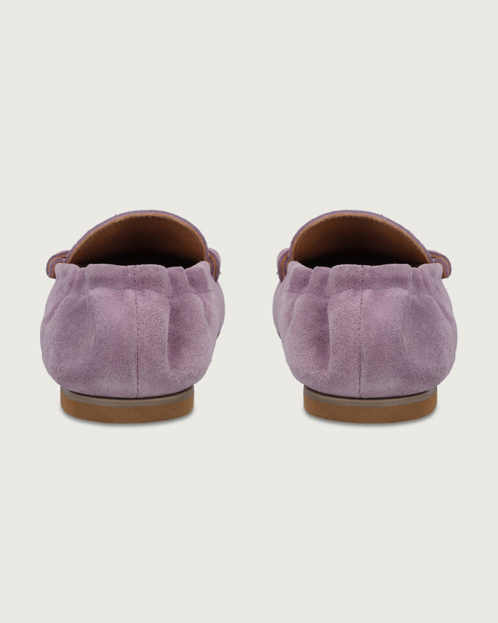 Mocasín Elena color lila en cuero gamuzado, calzado clásico artesanal Made in Italy con suela de cuero y taco bajo, diseño elegante para mujer.