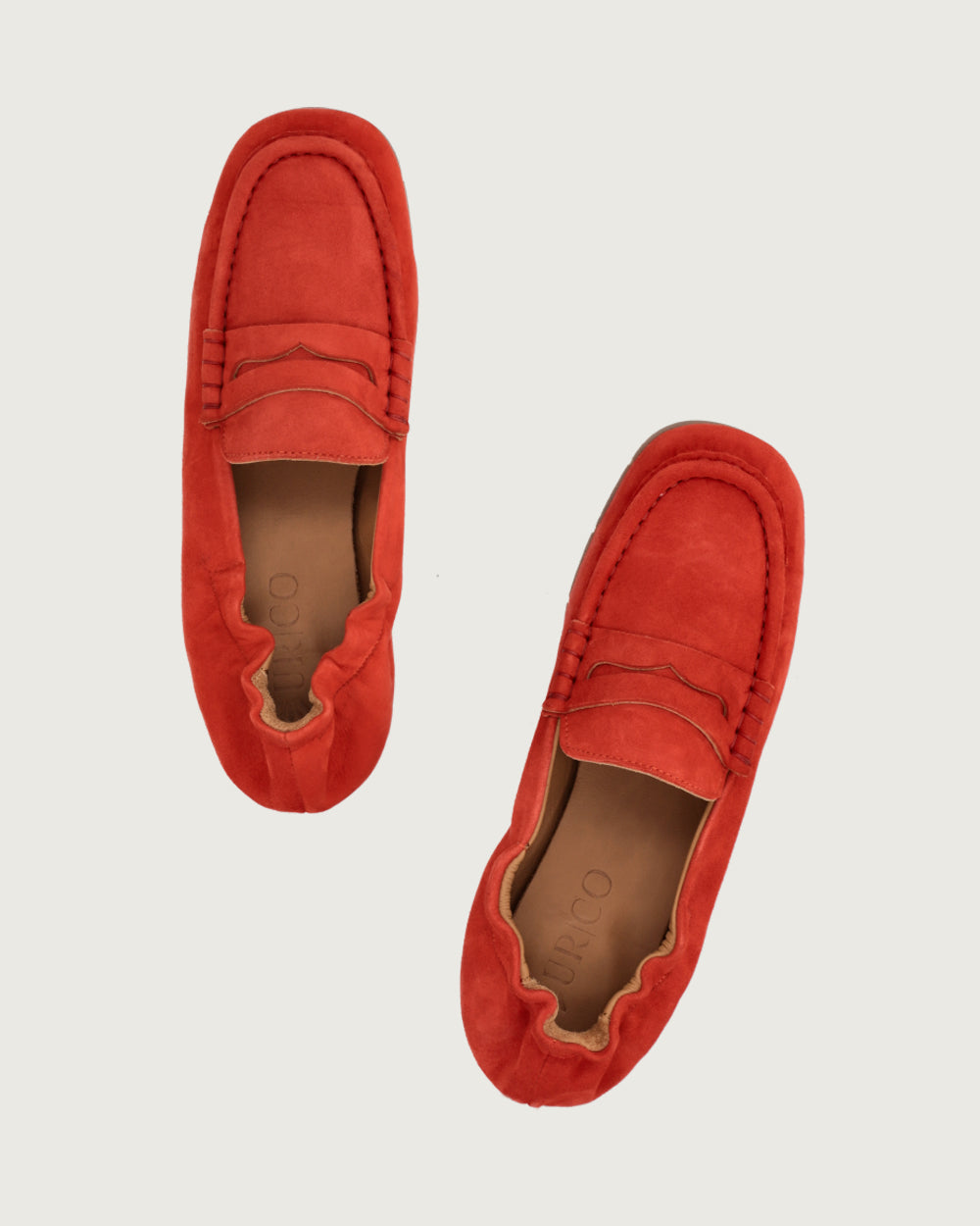 Mocasín Elena color naranjo en cuero gamuzado, calzado clásico Made in Italy con suela de cuero y taco de 1,5 cm, diseño artesanal sofisticado.