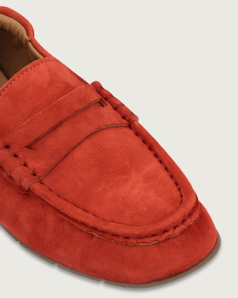 Mocasín Elena color naranjo en cuero gamuzado, calzado clásico Made in Italy con suela de cuero y taco de 1,5 cm, diseño artesanal sofisticado.