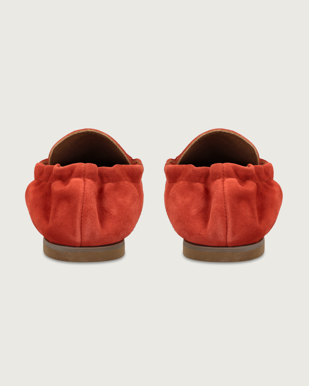 Mocasín Elena color naranjo en cuero gamuzado, calzado clásico Made in Italy con suela de cuero y taco de 1,5 cm, diseño artesanal sofisticado.