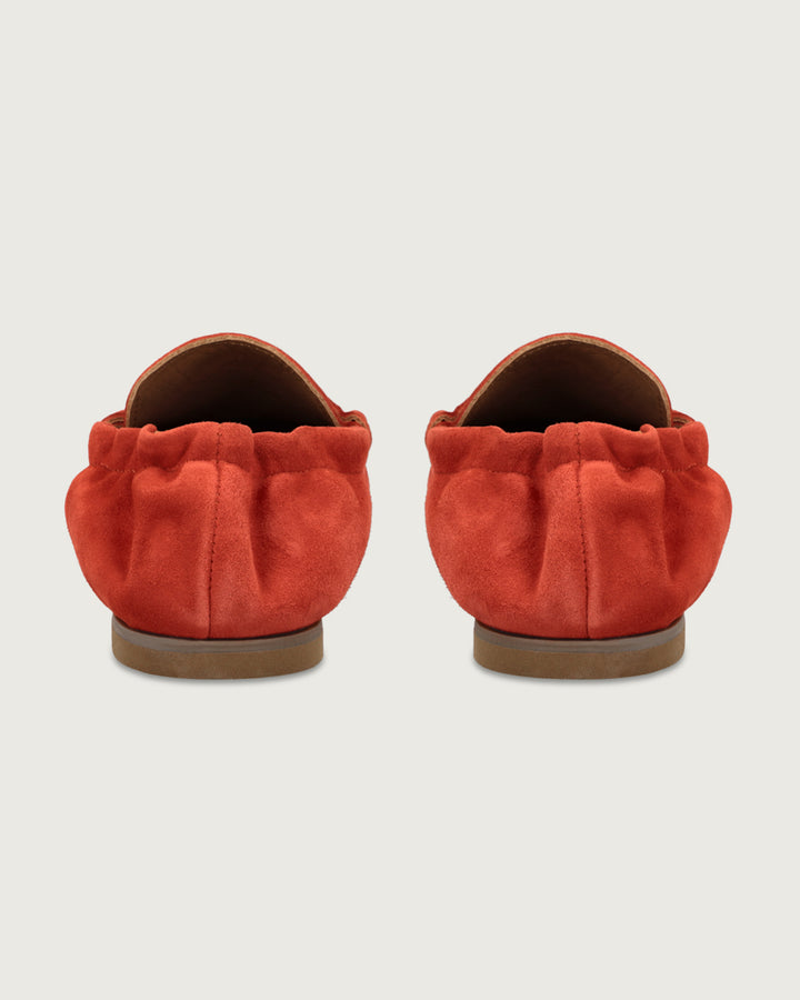 Mocasín Elena color naranjo en cuero gamuzado, calzado clásico Made in Italy con suela de cuero y taco de 1,5 cm, diseño artesanal sofisticado.