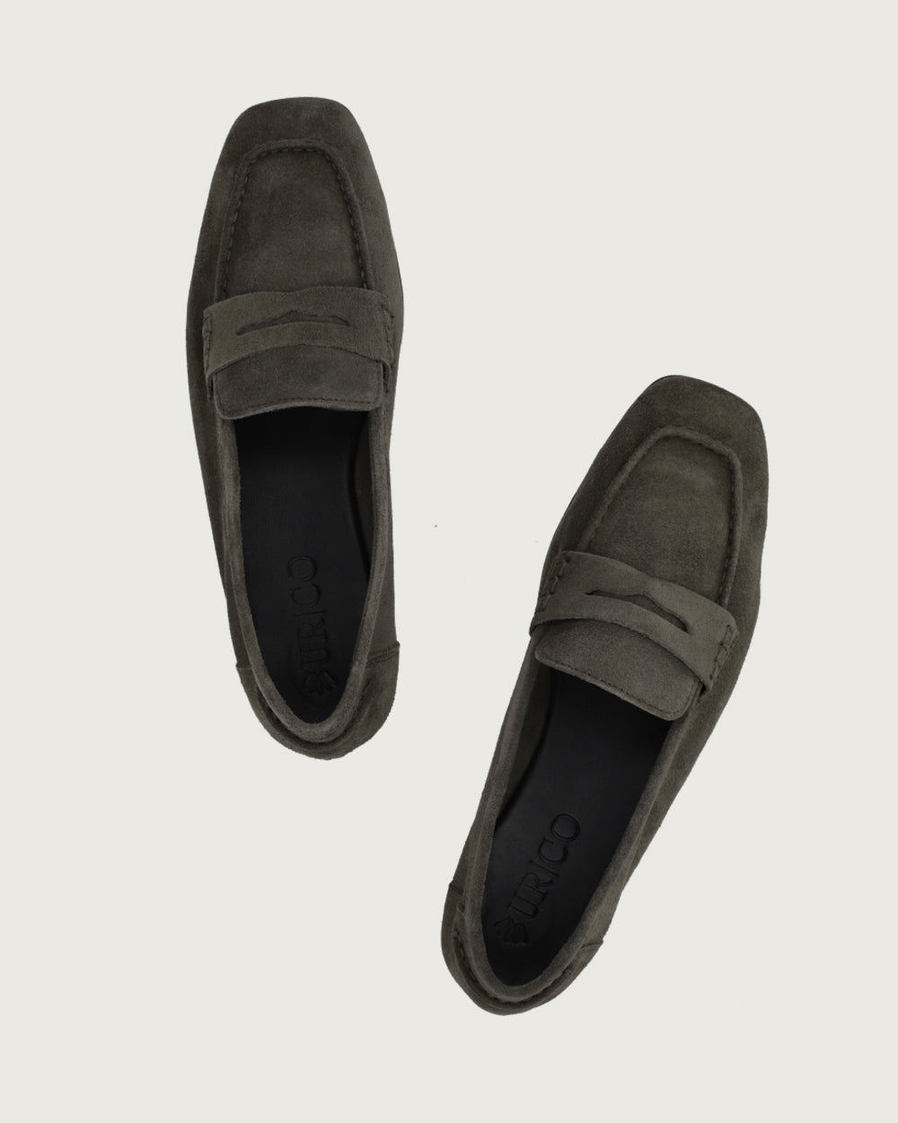 Mocasín Margot color kaki en cuero gamuzado, calzado artesanal Made in Italy con taco bajo de 1,2 cm y plantilla de cuero, diseño clásico de autor.