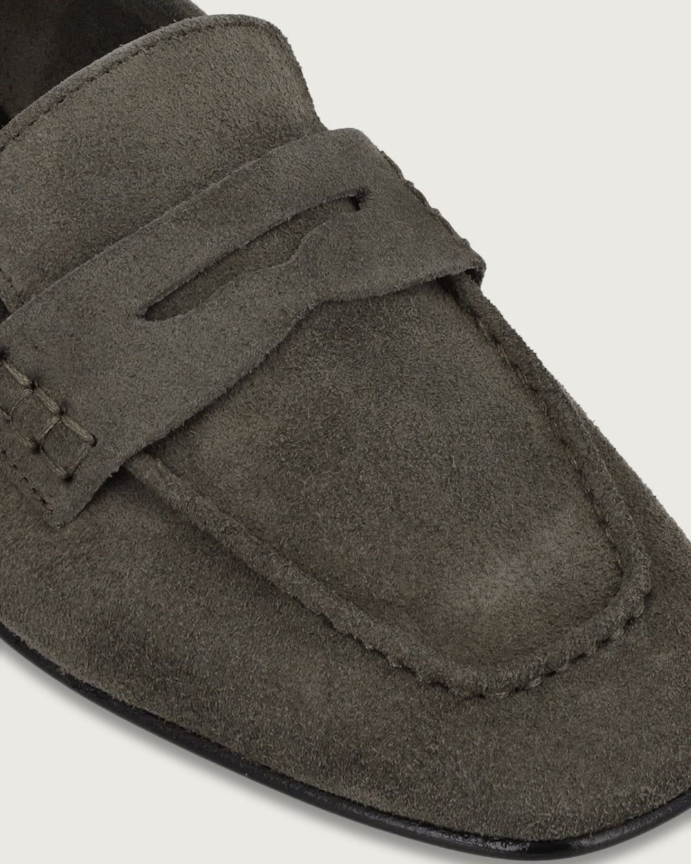 Mocasín Margot color kaki en cuero gamuzado, calzado artesanal Made in Italy con taco bajo de 1,2 cm y plantilla de cuero, diseño clásico de autor.