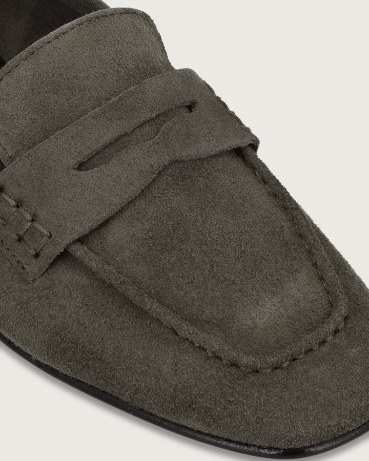 Mocasín Margot color kaki en cuero gamuzado, calzado artesanal Made in Italy con taco bajo de 1,2 cm y plantilla de cuero, diseño clásico de autor.