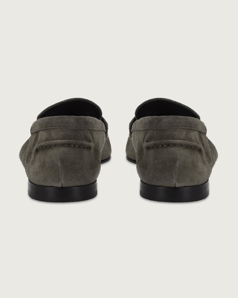 Mocasín Margot color kaki en cuero gamuzado, calzado artesanal Made in Italy con taco bajo de 1,2 cm y plantilla de cuero, diseño clásico de autor.