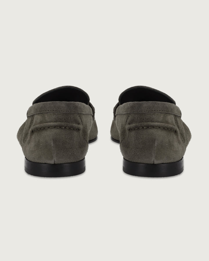 Mocasín Margot color kaki en cuero gamuzado, calzado artesanal Made in Italy con taco bajo de 1,2 cm y plantilla de cuero, diseño clásico de autor.