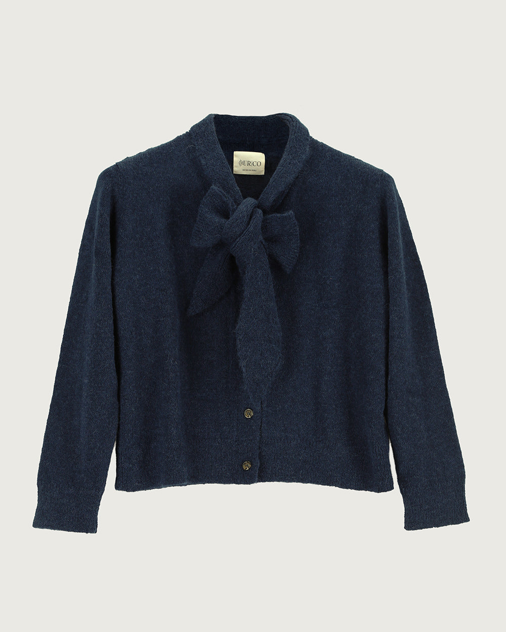 Chaleco de lana de alpaca premium Melyon color azul de la colección Her Story, de silueta fluida con lazo de cinta en el cuello y cierre de botones de moda ética urco.