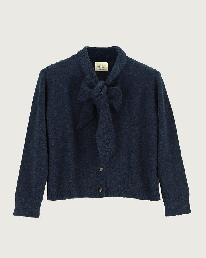 Chaleco de lana de alpaca premium Melyon color azul de la colección Her Story, de silueta fluida con lazo de cinta en el cuello y cierre de botones de moda ética urco.