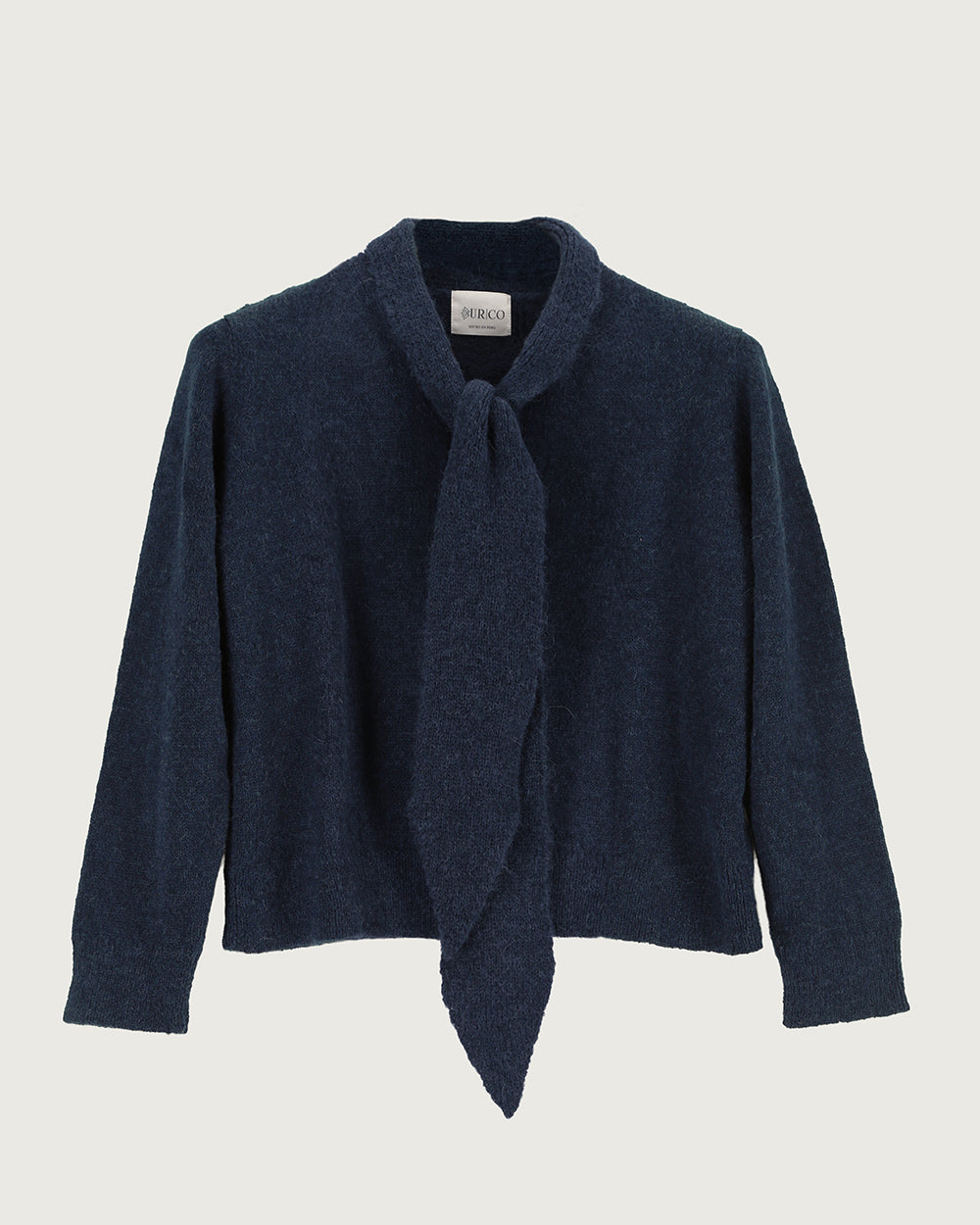 Chaleco de lana de alpaca premium Melyon color azul de la colección Her Story, de silueta fluida con lazo de cinta en el cuello y cierre de botones de moda ética urco.