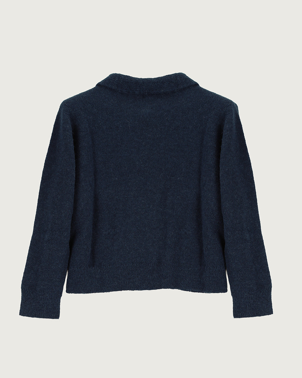 Chaleco de lana de alpaca premium Melyon color azul de la colección Her Story, de silueta fluida con lazo de cinta en el cuello y cierre de botones de moda ética urco.