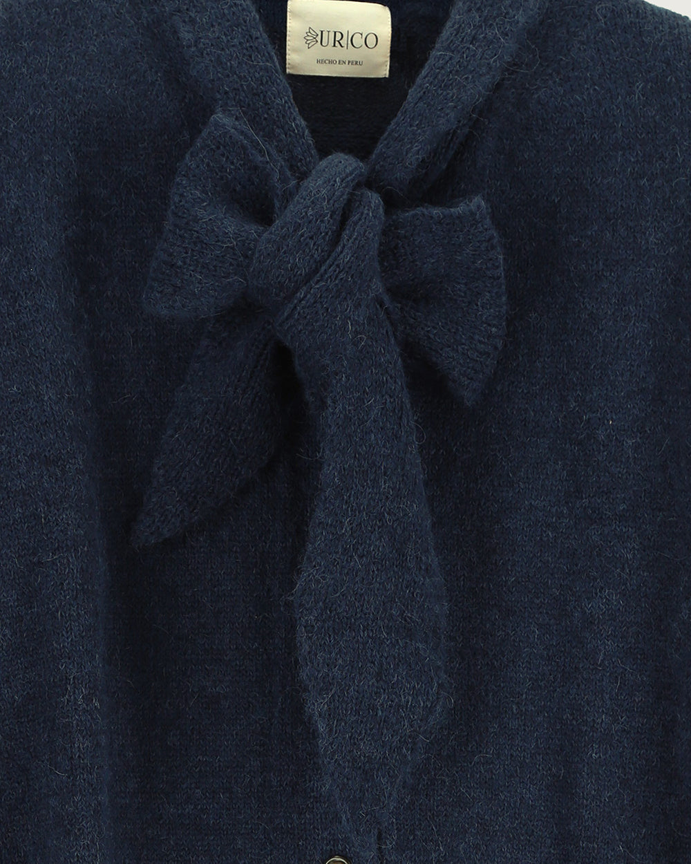 Chaleco de lana de alpaca premium Melyon color azul de la colección Her Story, de silueta fluida con lazo de cinta en el cuello y cierre de botones de moda ética urco.