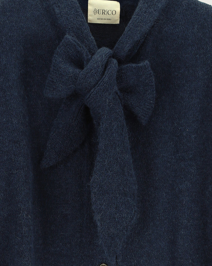 Chaleco de lana de alpaca premium Melyon color azul de la colección Her Story, de silueta fluida con lazo de cinta en el cuello y cierre de botones de moda ética urco.