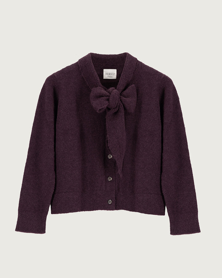 Chaleco de lana de alpaca premium Melyon color burdeo vino de la colección Her Story, de silueta fluida con lazo de cinta en el cuello y cierre de botones de moda ética urco.