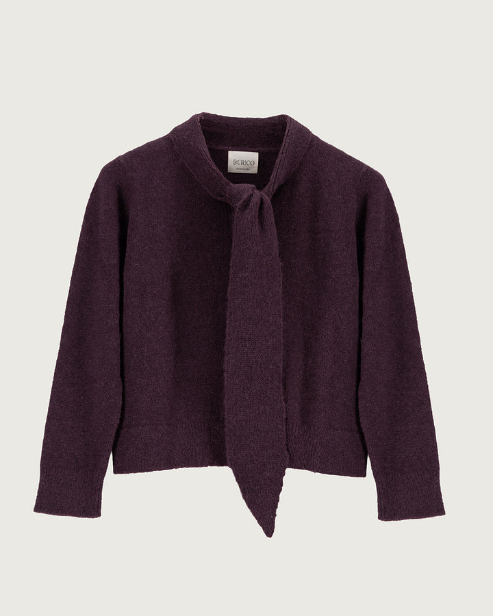 Chaleco de lana de alpaca premium Melyon color burdeo vino de la colección Her Story, de silueta fluida con lazo de cinta en el cuello y cierre de botones de moda ética urco.