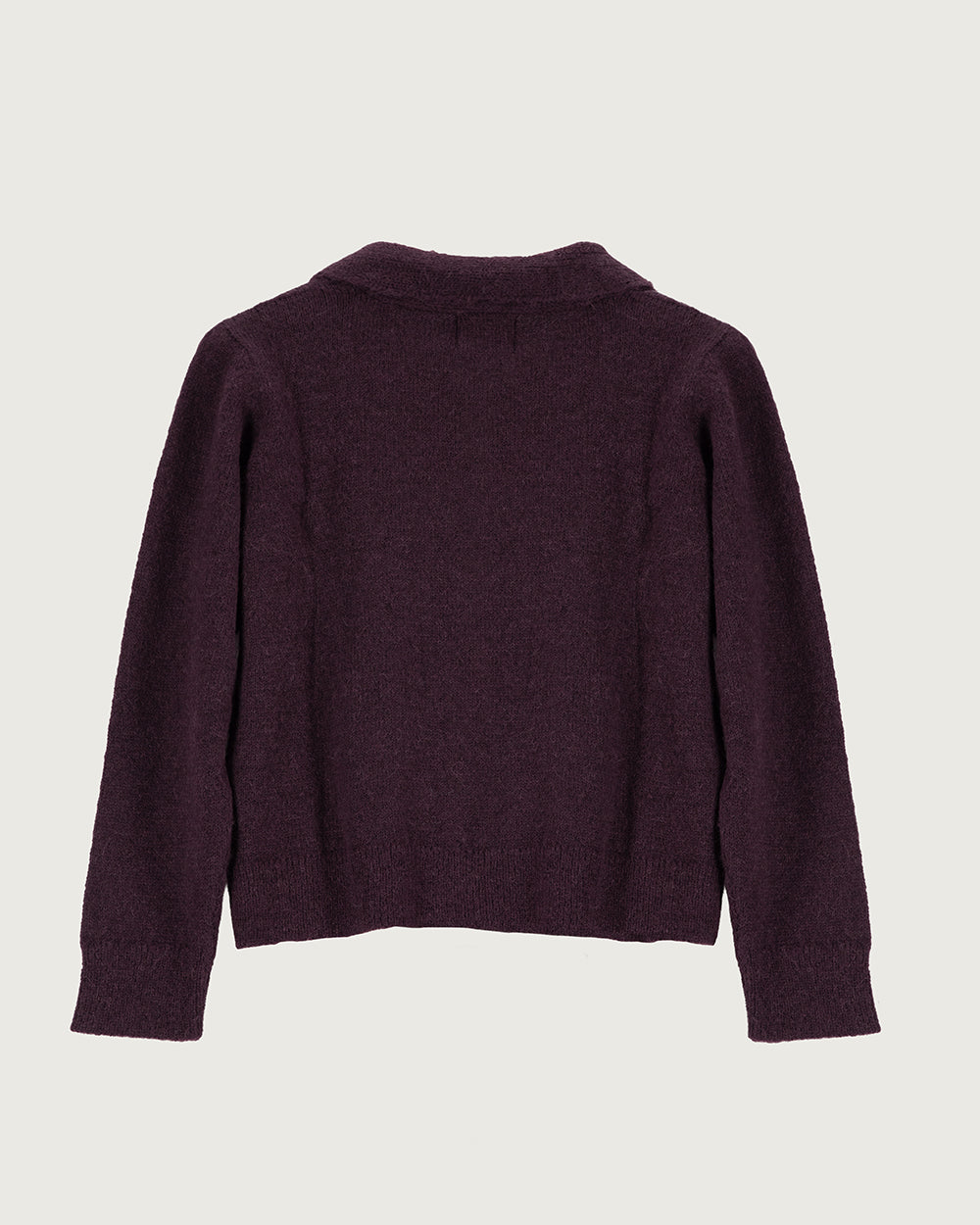 Chaleco de lana de alpaca premium Melyon color burdeo vino de la colección Her Story, de silueta fluida con lazo de cinta en el cuello y cierre de botones de moda ética urco.