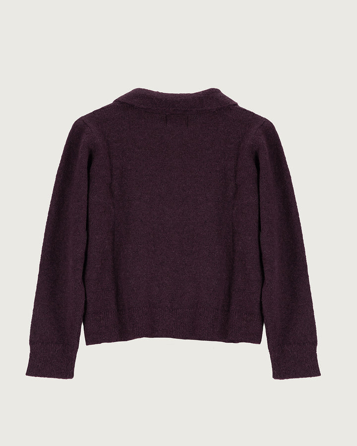 Chaleco de lana de alpaca premium Melyon color burdeo vino de la colección Her Story, de silueta fluida con lazo de cinta en el cuello y cierre de botones de moda ética urco.