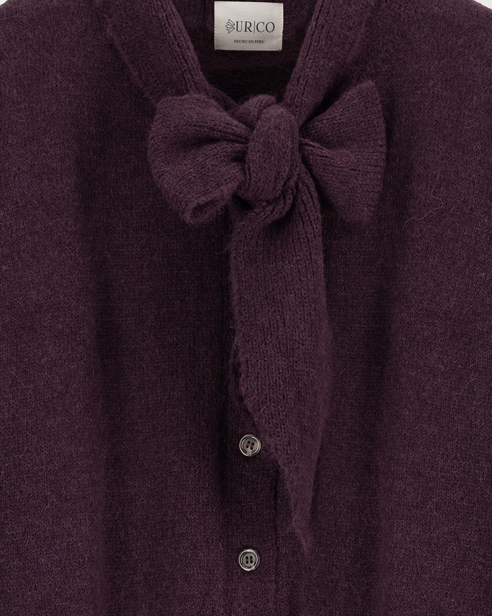 Chaleco de lana de alpaca premium Melyon color burdeo vino de la colección Her Story, de silueta fluida con lazo de cinta en el cuello y cierre de botones de moda ética urco.