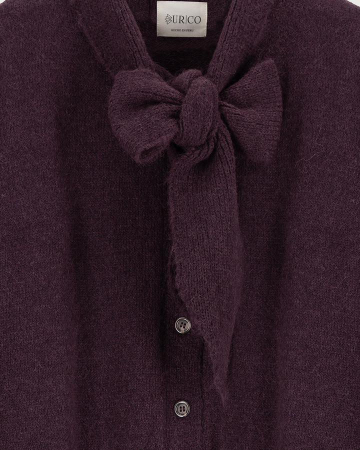Chaleco de lana de alpaca premium Melyon color burdeo vino de la colección Her Story, de silueta fluida con lazo de cinta en el cuello y cierre de botones de moda ética urco.