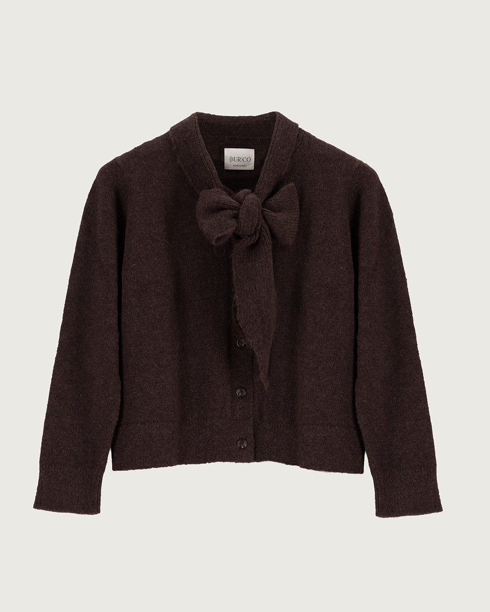 Chaleco de lana de alpaca premium Melyon color café de la colección Her Story, de silueta fluida con lazo de cinta en el cuello y cierre de botones de moda ética urco.