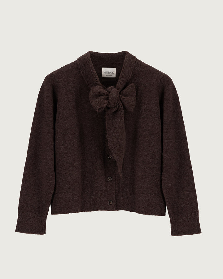 Chaleco de lana de alpaca premium Melyon color café de la colección Her Story, de silueta fluida con lazo de cinta en el cuello y cierre de botones de moda ética urco.