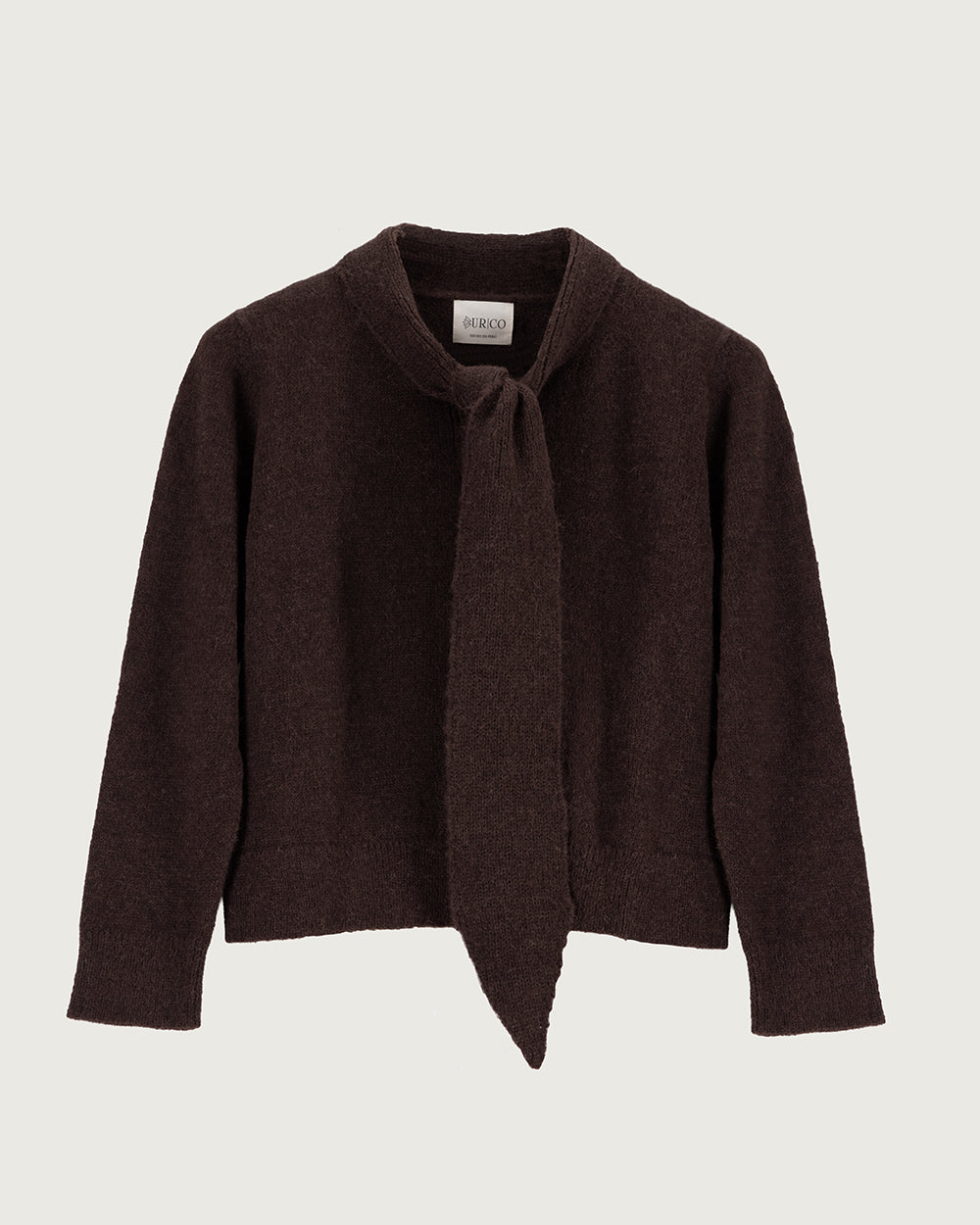 Chaleco de lana de alpaca premium Melyon color café de la colección Her Story, de silueta fluida con lazo de cinta en el cuello y cierre de botones de moda ética urco.