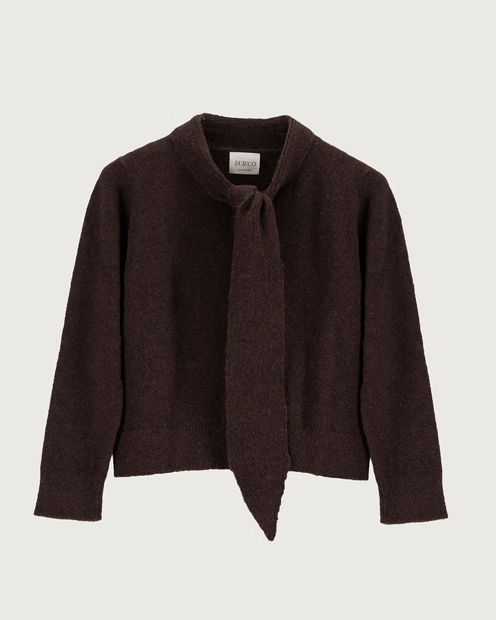 Chaleco de lana de alpaca premium Melyon color café de la colección Her Story, de silueta fluida con lazo de cinta en el cuello y cierre de botones de moda ética urco.