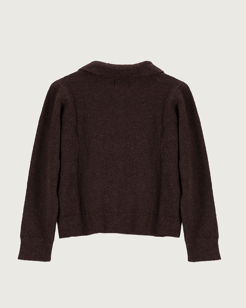 Chaleco de lana de alpaca premium Melyon color café de la colección Her Story, de silueta fluida con lazo de cinta en el cuello y cierre de botones de moda ética urco.